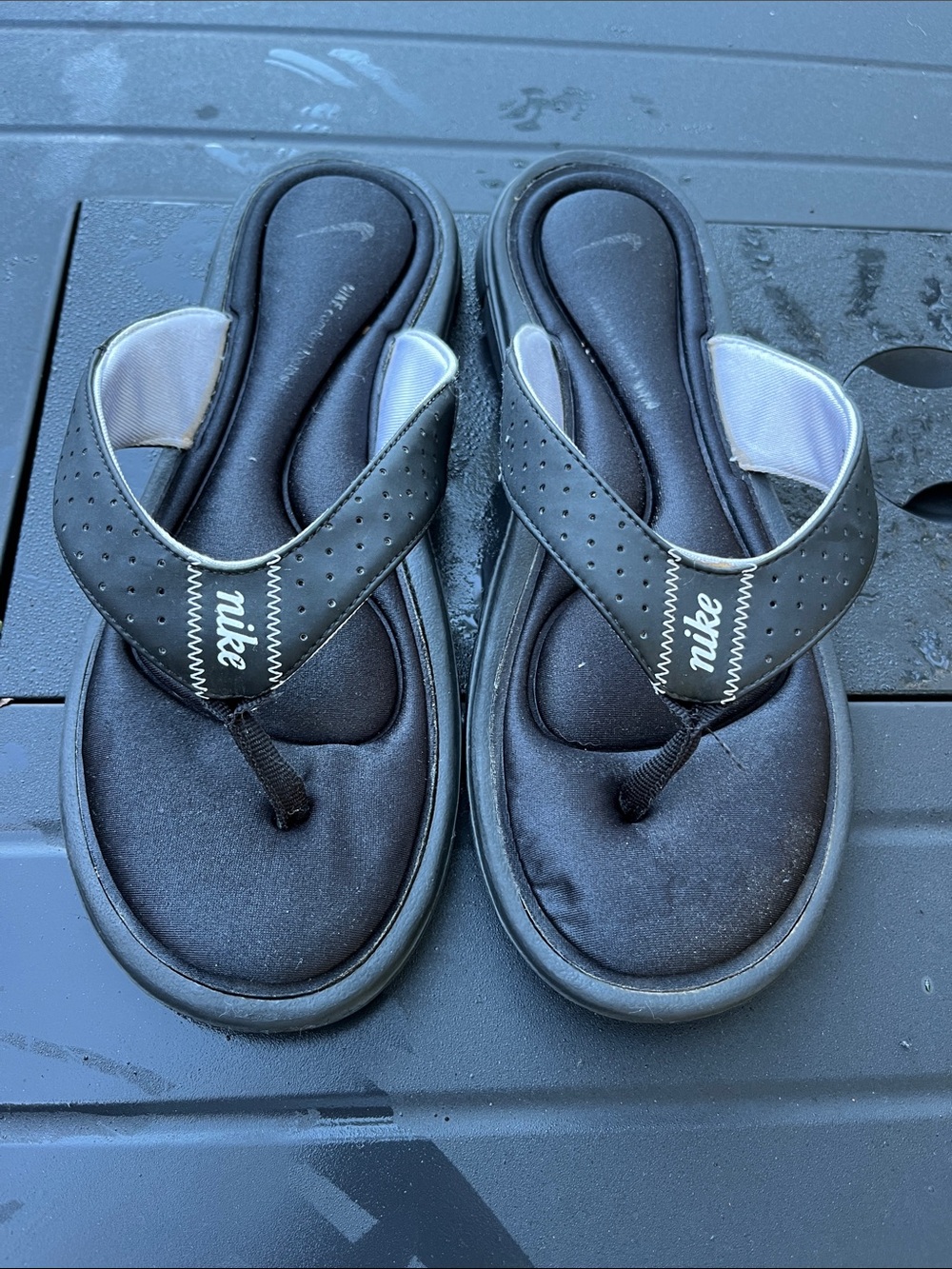 Nike Black Padded Thong Sandals with White Stitching size 10W